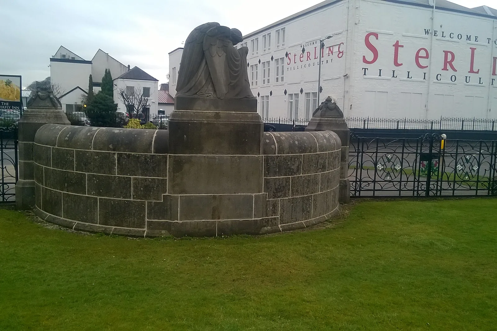 Devonvale War Memorial, Moss Road, Tillicoultry — photograph 1