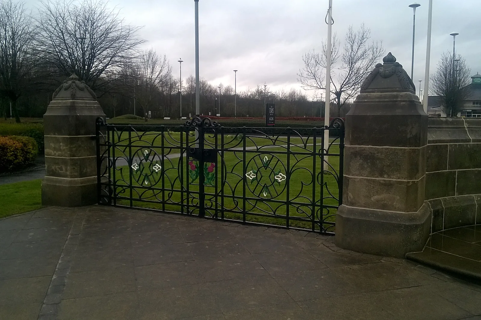Devonvale War Memorial, Moss Road, Tillicoultry — photograph 2