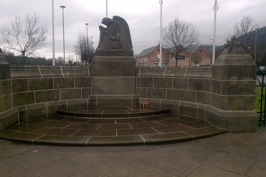 Devonvale War Memorial, Moss Road, Tillicoultry