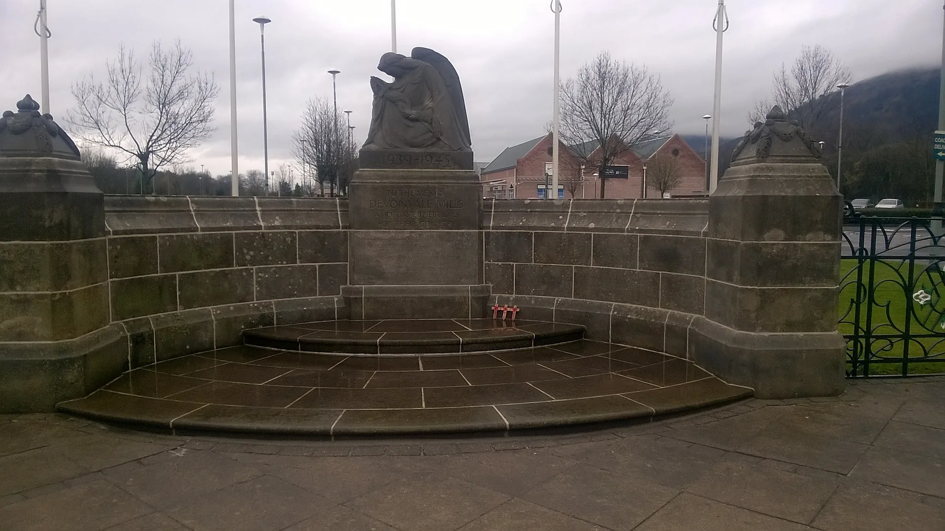 Devonvale War Memorial, Moss Road, Tillicoultry