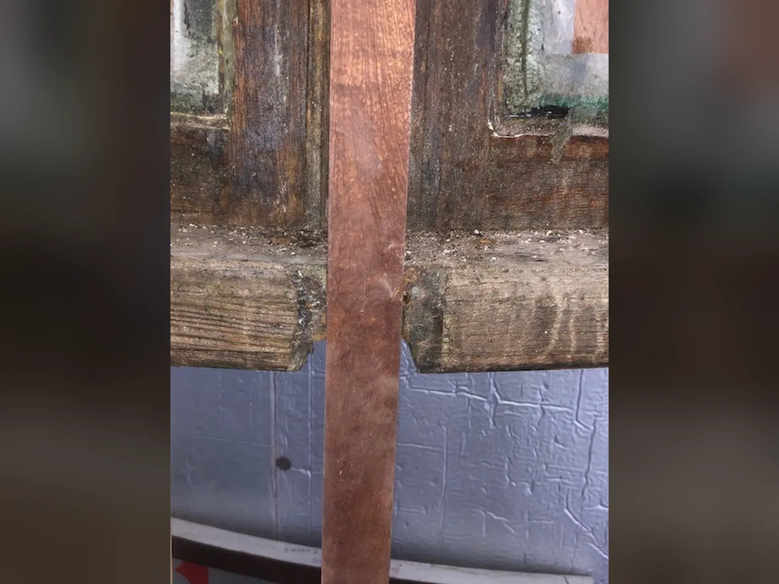 186 Argyle Street: a new hardwood section let into the mullion of window W203 between the original frames
