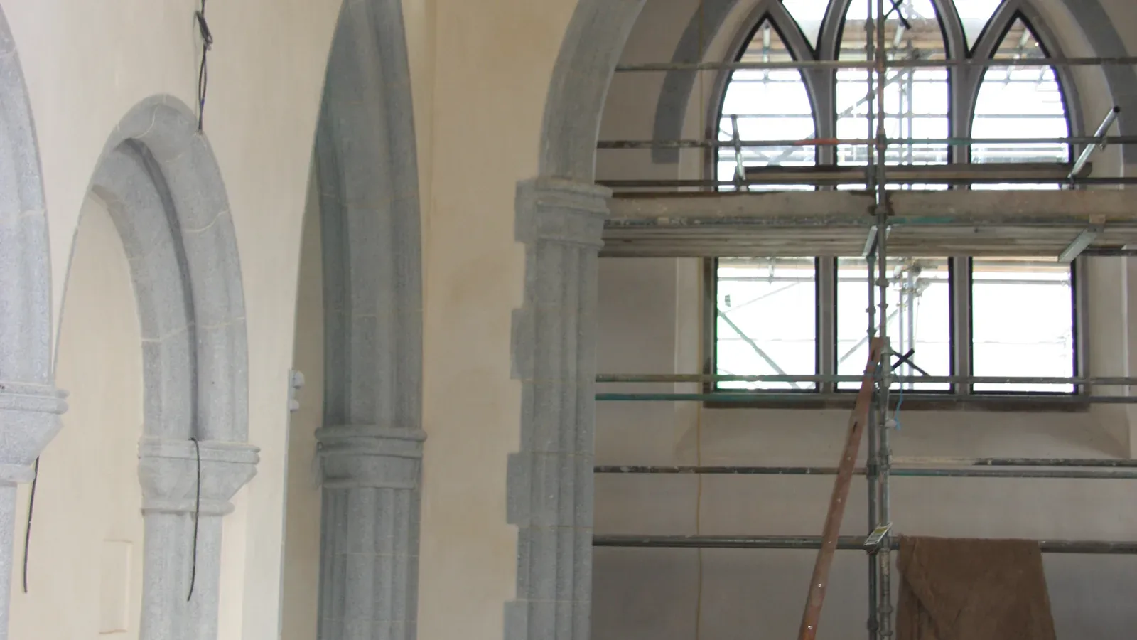 Ben Alder Chapel: lime plaster to the walls of a new estate chapel built in traditional masonry