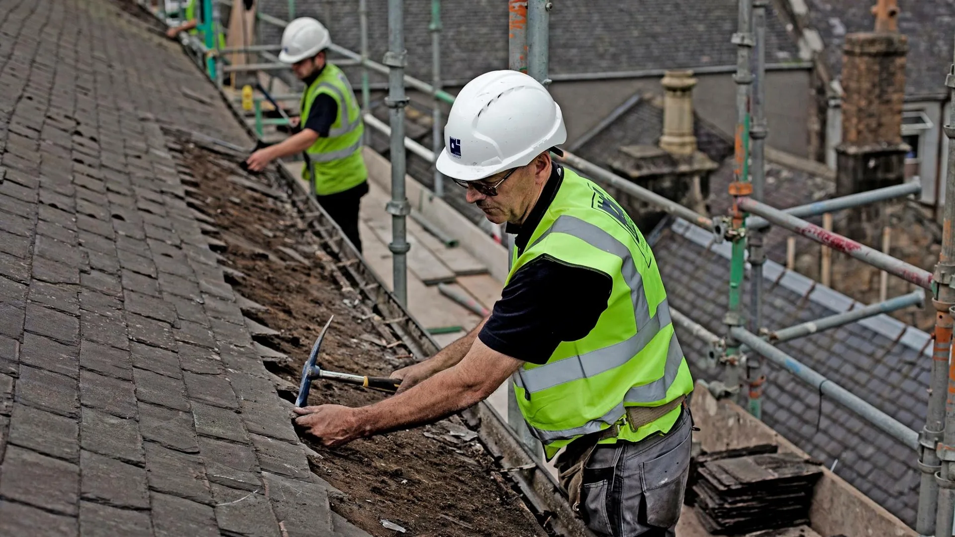 LTM slaters laying Scotch slate on a sarked roof from the scaffold