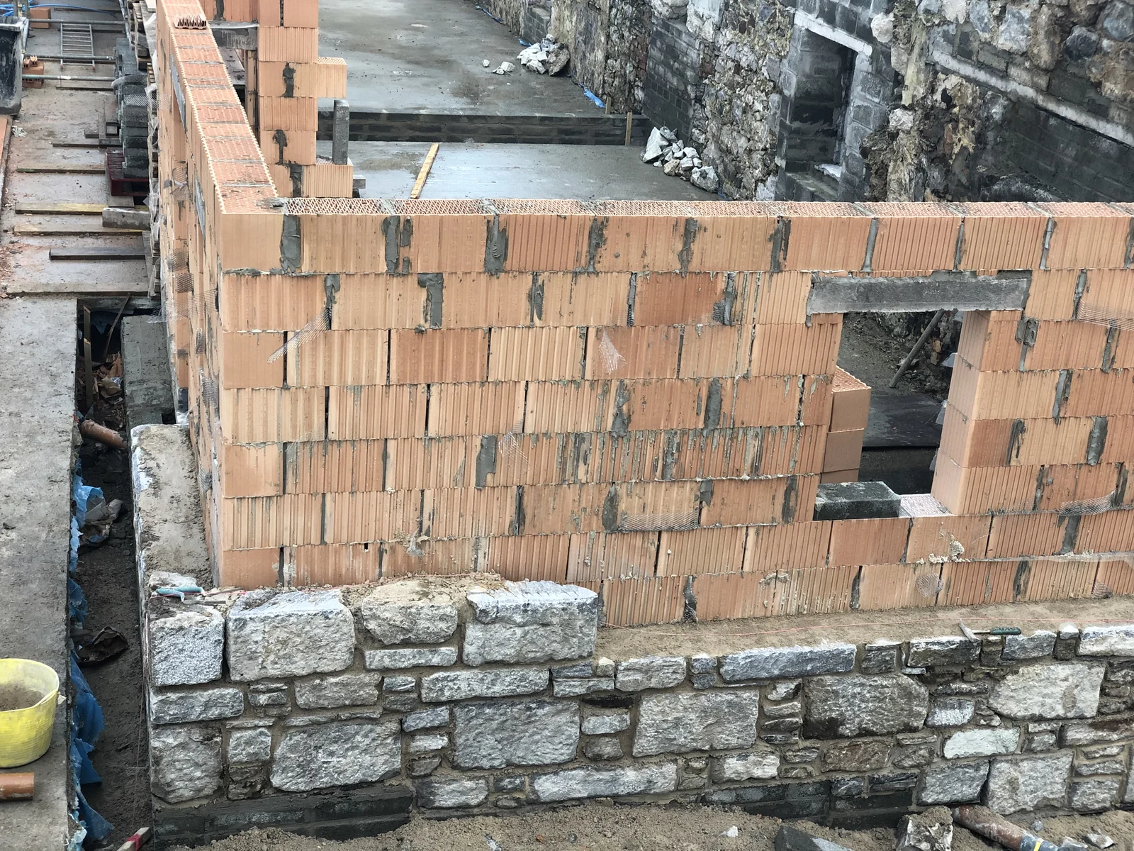 Rodel House: planed clay blocks laid on a thin rolled mortar bed over the granite plinth, every course set out by laser to a millimetre