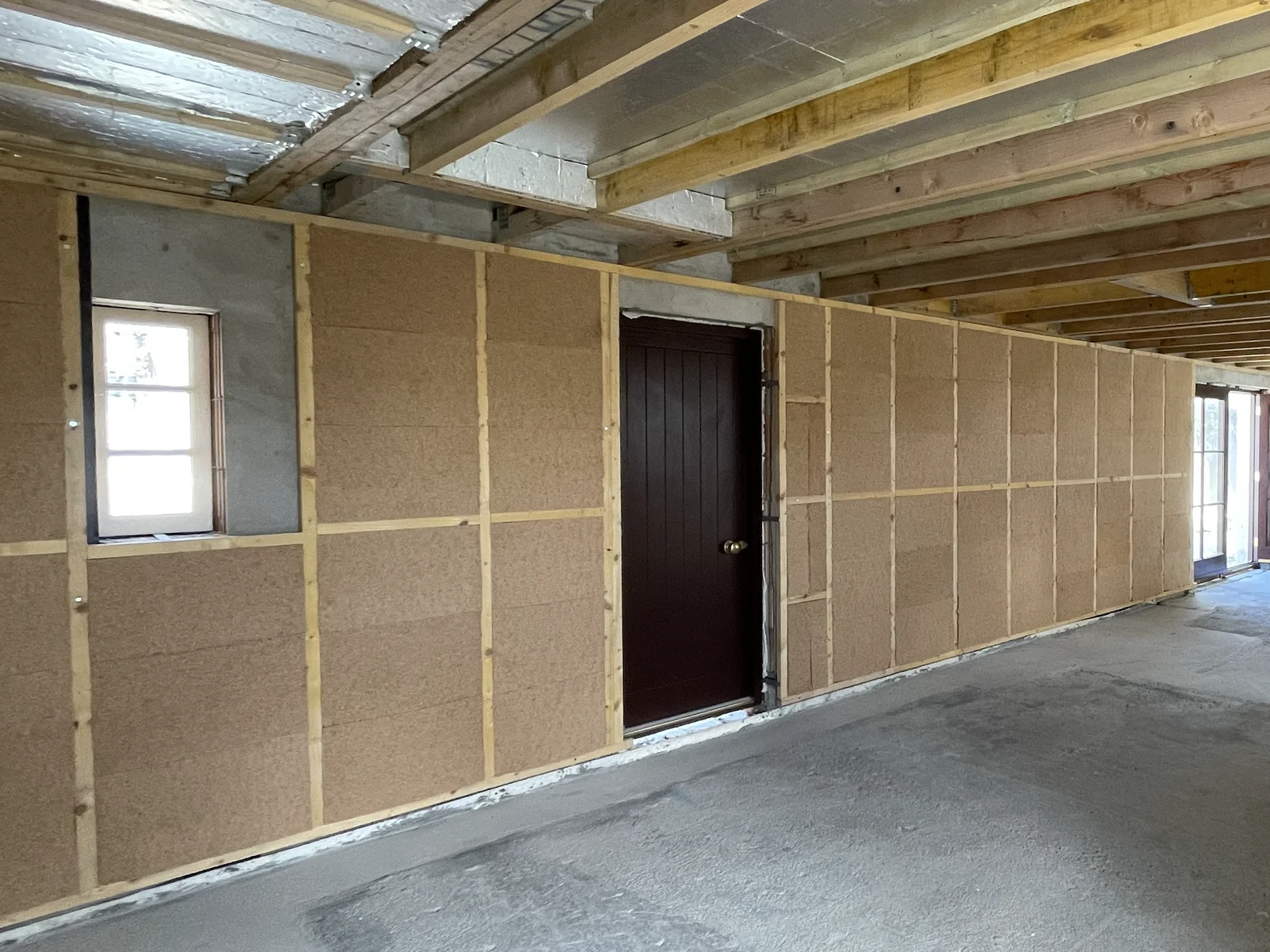 Rodel House: the new ranges lined with wood fibre board behind the timber framing, a breathable insulation that works with the clay block and lime